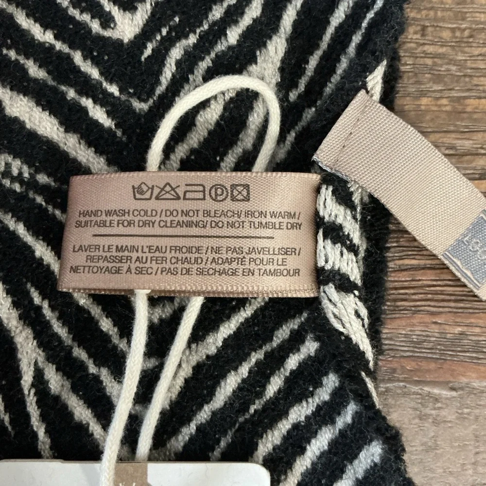 Look by M Common Knit Zebra Pattern Scarf